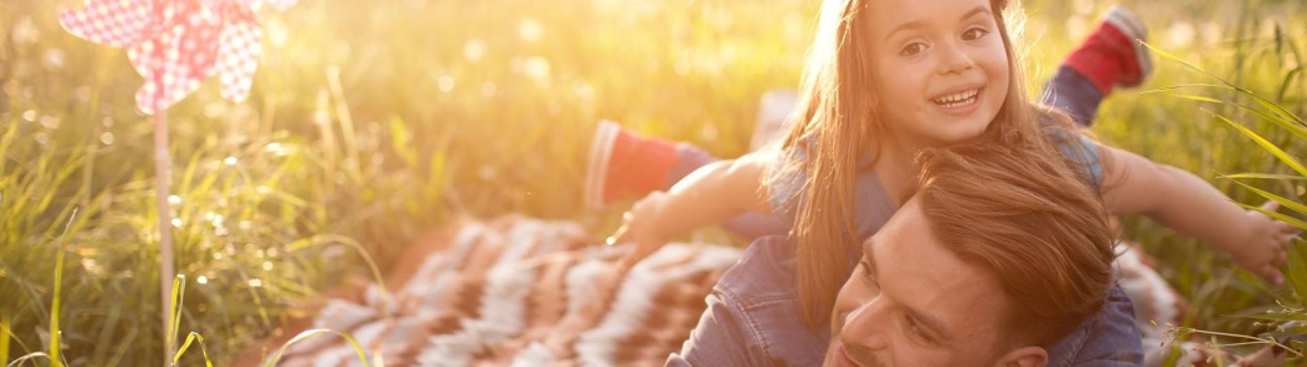 Vater und Tochter sparen CO2 mit der dem Heimspeicher sonnenBatterie