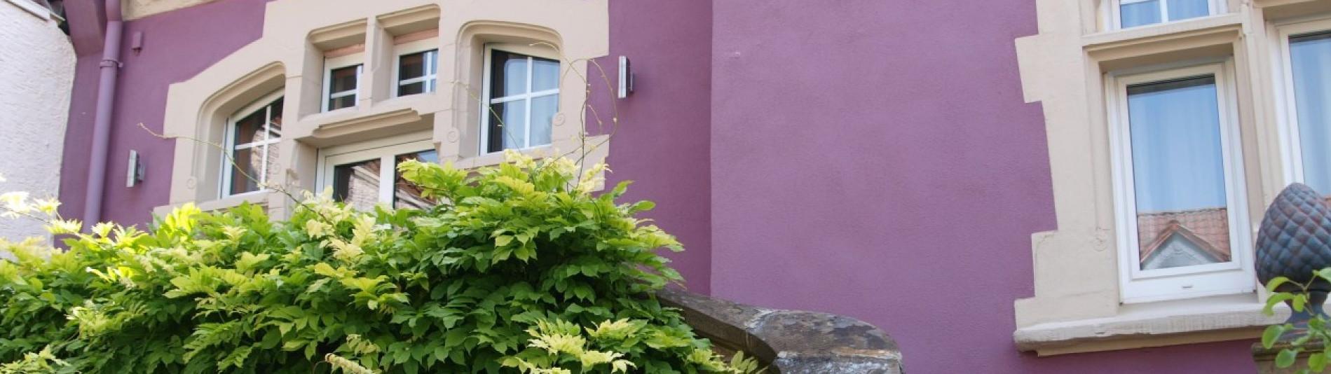 Jugendstilhof in Lila Haus macht sich unabhängig mit einem Energiespeicher sonnenBatterie
