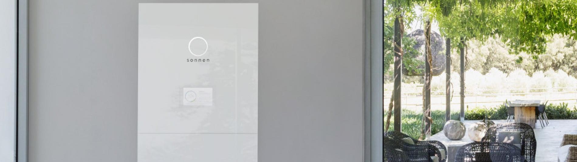 Heimspeicher Batteriespeicher sonnenBatterie weiß in modern eingerichtetem Haus 