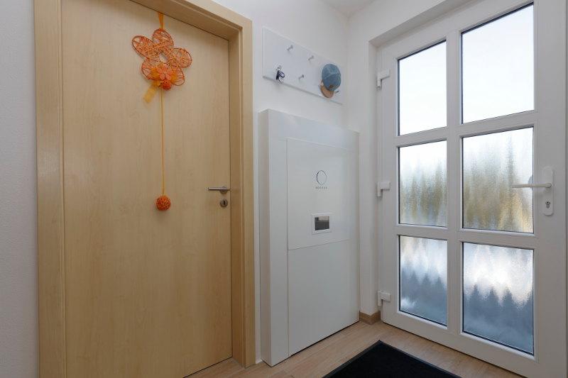 stylischer Stromspeicher im Haus im Eingang