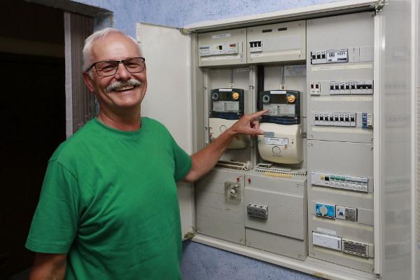 Mann vor dem Zählerschrank mit zwei Zählern von sonnen