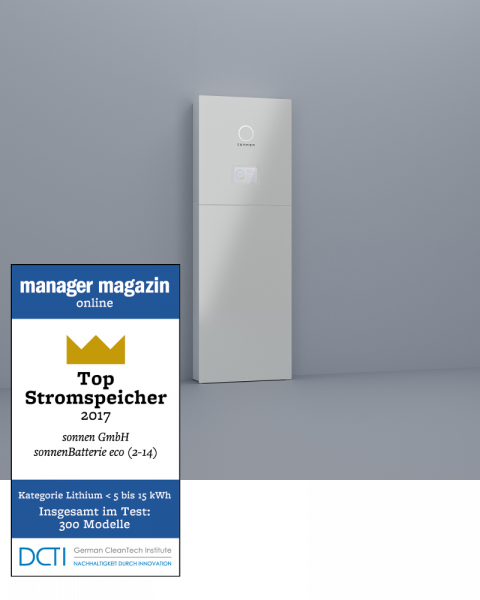 weisser langer Solarspeicher vor einer grauen Wand