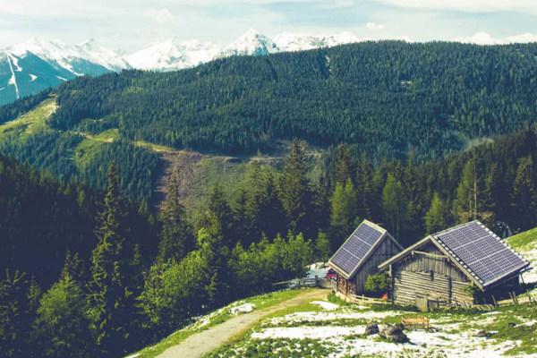 alm Landschaft mit einer Hütte die eine Photovoltaik Anlage auf dem Dacht hat