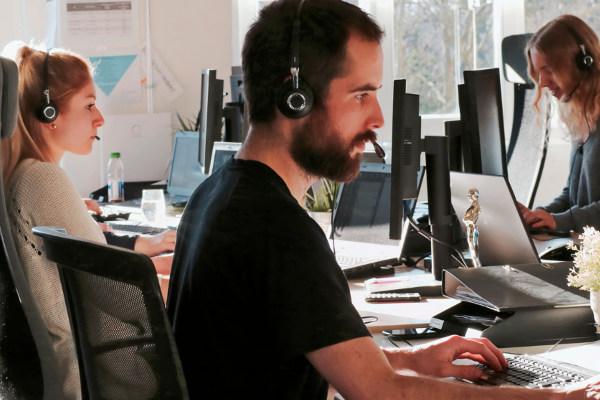 Menschen am Telefon bei sonnen