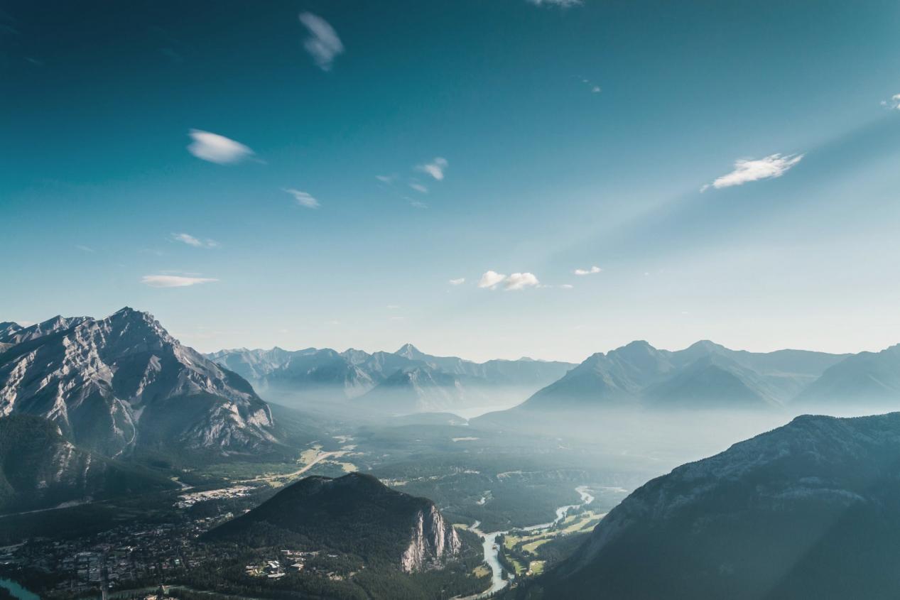 Landschaft mit Bergen, die Freiheit durch Stromspeicher