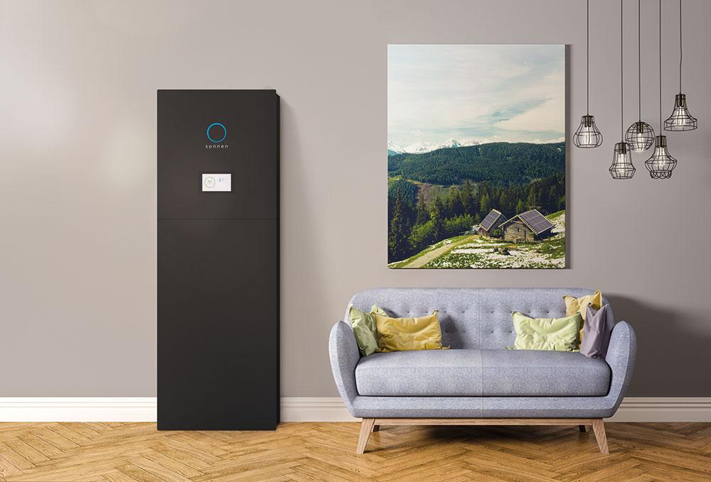 sonnenbatterie im Haus neben einem Sofa mit Landschaftsbild