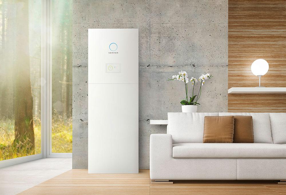 weiße sonnenbatterie, heimspeicher stylische im wohnzimmer mit waldblick