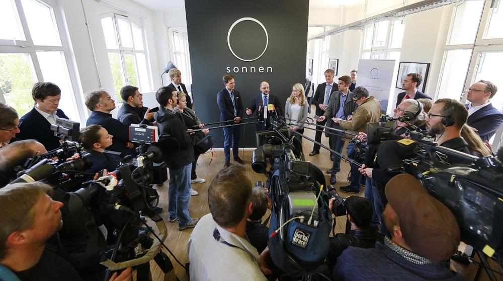 SPD Kanzlerkandidat Martin Schulz zu Besuch im Office bei sonnen und trifft Geschäftsführer Philipp Schröder in Berlin 