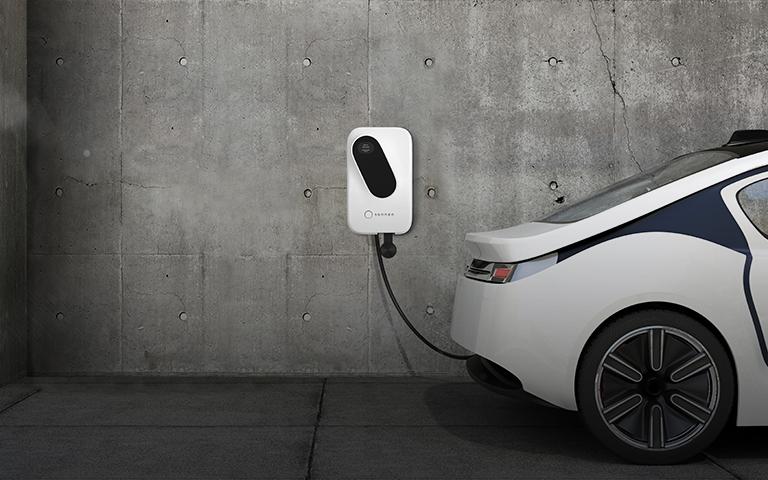 Elektrofahrzeug vor einer Betonwand wird mit dem sonnenCharger beladen Elektrofahrzeug