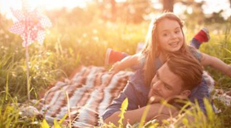 Vater und Tochter sparen CO2 mit der dem Heimspeicher sonnenBatterie und spielen in der Natur