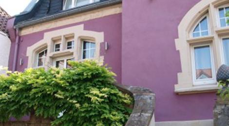 Jugendstilhof in Lila Haus macht sich unabhängig mit einem Energiespeicher sonnenBatterie